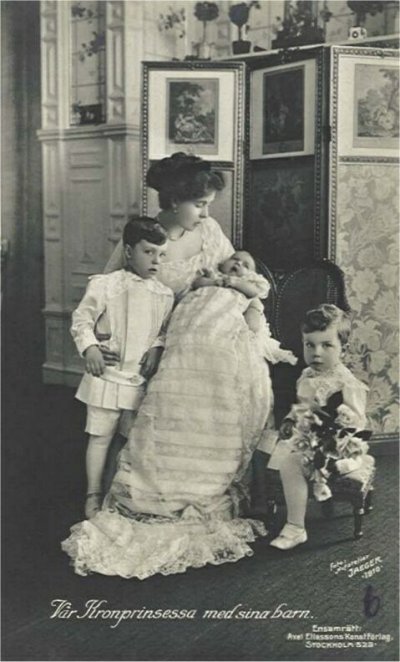 Kronprinsessan_med_sina_barn_1910.jpg