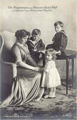 Kronprinsessan_med_Prinsarna_Gustaf_Adolf_Sigvard_Bertil_samt_Prinsessan_Ingrid.jpg