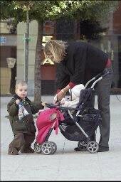 Princess_Cristina___husband_Inaki_Urdangarin_with_their_children_4.JPG