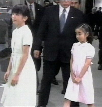 princess mako & kako in thailand (Aug-2003).jpg