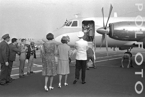 2 Polfoto 24-07-1966 1Anne-Marie og Alexia ankommer.jpg