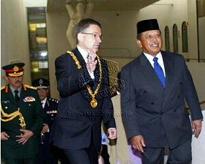 Lawatan ke Finland Agong and Helsinki mayor.jpg