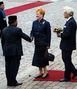 Lawatan ke Finland Agong and Psdnt Tarja Hallonen.jpg