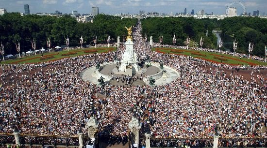 fly past 60th anniv World War II 10 jul 2005.jpg