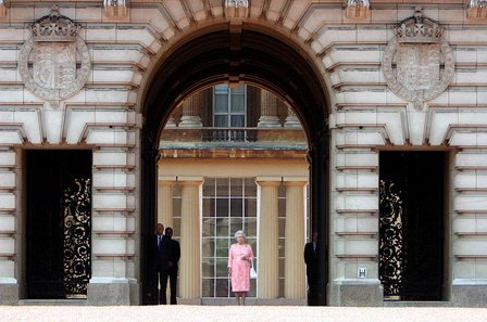 2 minutes silence, London bomb blasts, Jul 2005.jpg