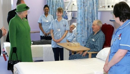 QueenpatientsRoyalBerkshireHospital24thFeb.jpg