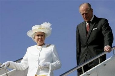 Arrival of the Queen in Canberra on Sunday 12 March 2006 2.jpg