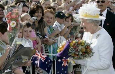 Arrival of the Queen in Canberra on Sunday 12 March 2006 3.jpg