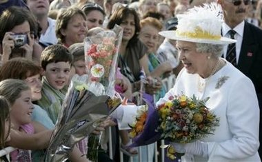 Arrival of the Queen in Canberra on Sunday 12 March 2006 5.jpg