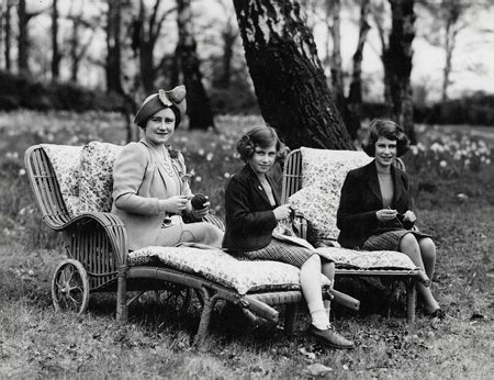 knitting WWII charities help, 1940.jpg