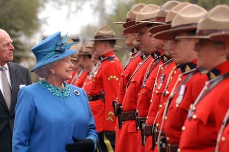 Kanda 19 maj 2005, RCMP Guard of Honour, Regina.jpg