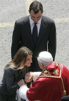 capt.5db1d0d73103444f9809361a27dcbe3a.spain_pope_visit_mf805.jpg