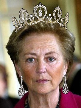 Paola_se Connaught tiara.jpg