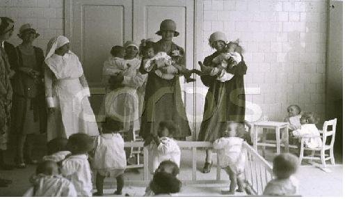 Queen_Elisabeth_and_Princess_Maria_Jose_tour_a_child_care_center_1926.jpg