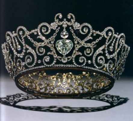 Delhi Durbar Tiara with Cullinan V.jpg