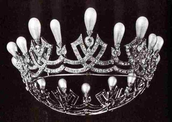 Russia Empress Marie Feodorovna Wave Tiara & necklace.jpg