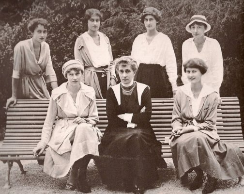 Infanta_Marie_Anne_of_Portugal_with_her_daughters_August_1920.jpg