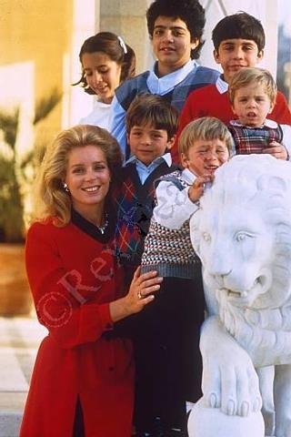 Queen Noor and family.jpg