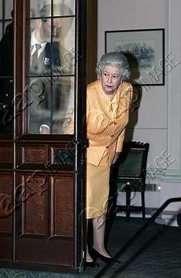 BRITAIN-QUEEN-CHIRAC-WIND_7.jpg