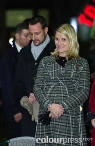 Burberry jacket pregnant.jpg