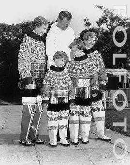 Polfoto_01_08_1952_Dronning_Ingrid_og_Kong_Frederik_den_9._sammen_med_prinsesserne.jpg