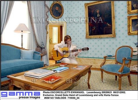 Maria-Theresa+playing+guitar.jpg