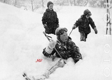 1954-00-00 Girls in Norway 01.jpg