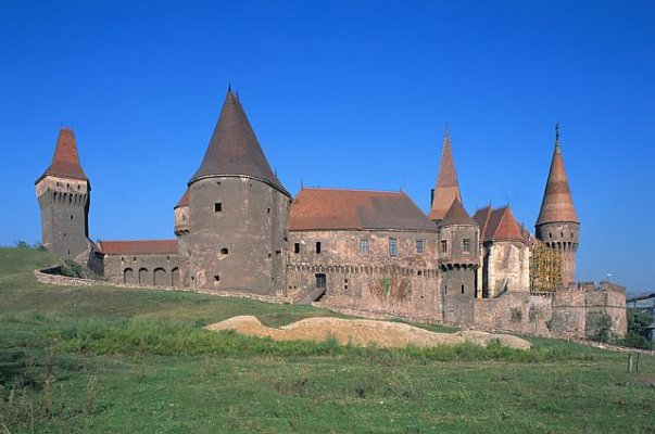 Corvinesti Castle 01.jpg