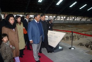 Agong lawat Muzium Kuda di China.jpg