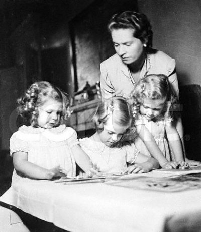 Med Désirée, Margaretha & Birgitta december 1941.jpg
