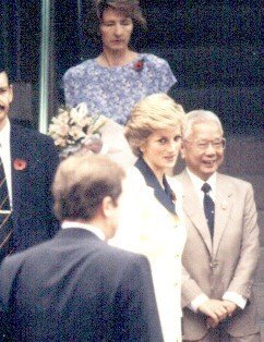 Princess+Diana+glances+at+fans.jpg