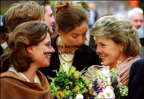 2000__annette_sekreve__katwijk__koninginnedag__margriet__marilene_van_den_broek__schoondochters.JPG