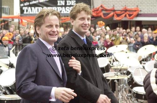 2002__april__floris__hoogeveen__koninginnedag__meppel__omarmen__pieter_christiaan__publiek.JPG