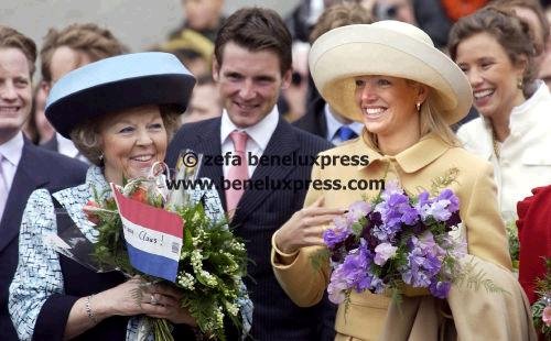 2002__april__beatrix__beterschap__boeket__claus__hoogeveen__koninginnedag_.JPG