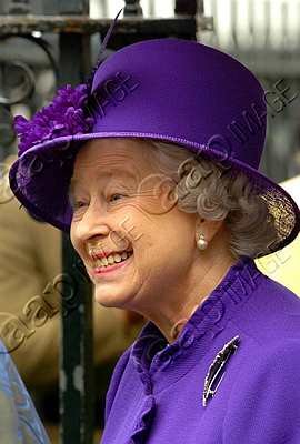 BRITAIN-ANZAC-QUEEN 4-23541.jpg