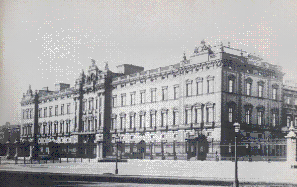 1910_Buckingham_Palace.gif