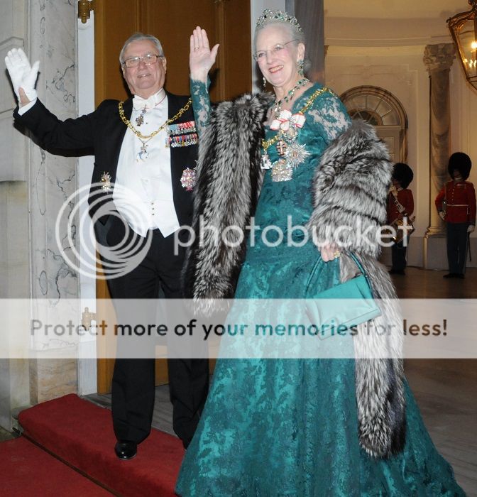 PHOTOHASSEFERROLDROYALNEWYEARRECEPTION1012015DRONNINGENampKGLFAMILIE1MampHcroppedampresized.jpg