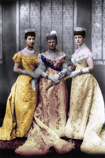 Queen_Alexandra_with_Queen_Louise_and_the_Duchess_of_Fife.jpg