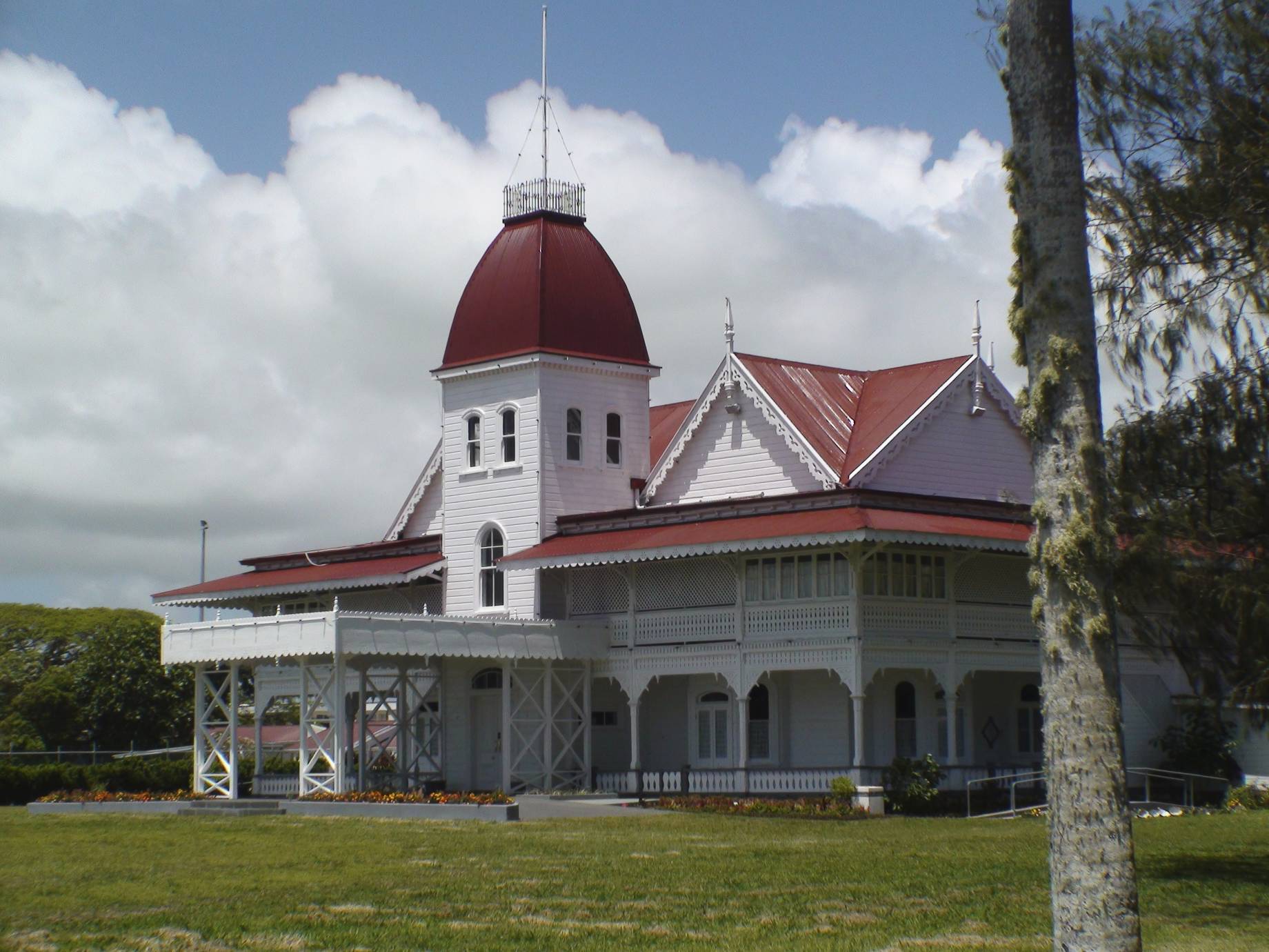 Tonga_Royal_Palace_Oct_08.jpg