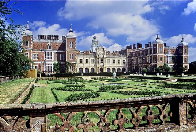 640px-Hatfield_House.jpg