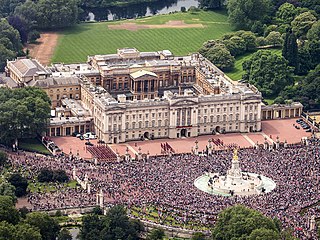 320px-Buckingham_Palace_aerial_view_2016_%28cropped%29.jpg