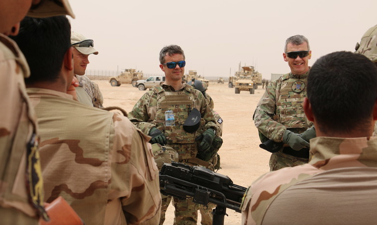 Crown Prince Frederik with Danish troops in Iraq (Photo via Kongehuset.dk, ©Forsvaret)