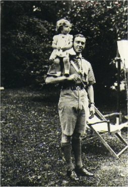 GUSTAV_ADOLF_AS_BOY_SCOUT___MARGERETHE_PHOTO.jpg