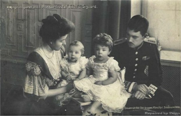 Kronprinsparet_med_Gustaf_Adolf_och_Sigvard_1908___Devinmade2.jpg