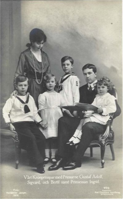 Kronprins_Gustaf_Adolf_med_familjen_1916.jpg