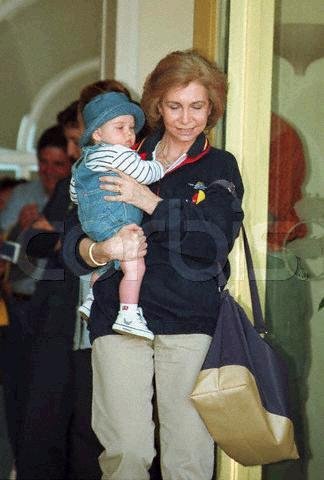 200_04_19___Palma___Queen_Sophie_with_her_grandson_Juan_Valentin__son_of_Infanta_Cristina.JPG