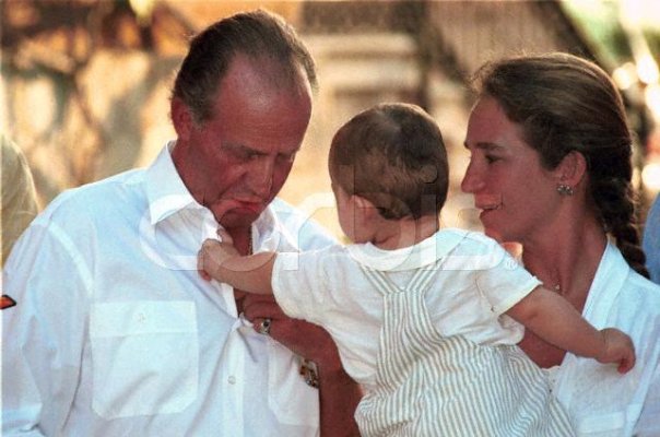 1999_08_07___Palma___King_Juan_Carlos__his_grandson_Felipe_Juan_and_Infanta_Elena.JPG