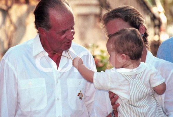 1999_08_07___Palma___King_Juan_Carlos__his_grandson_Felipe_Juan_and_Infanta_Elena_2.JPG