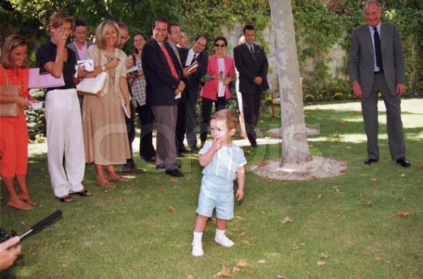 2000_09_15___Felipe_Juan_somewhat_intimidated_by_the_press._Hisgrandfather_looks_on__amused.JPG