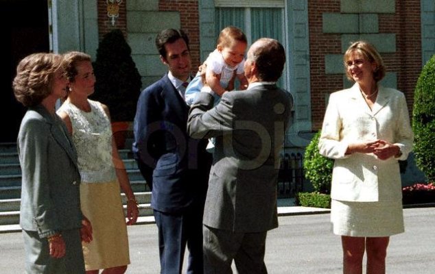 1999_06_24___The_Spanish_Royal_Family_celebrate_St._John__s_Day_at_Zarzuela_Palace.JPG